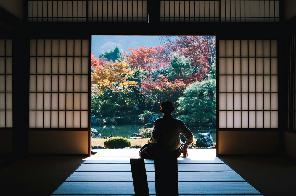 PVT Japon 2026 femme assise dans une maison traditionnelle
